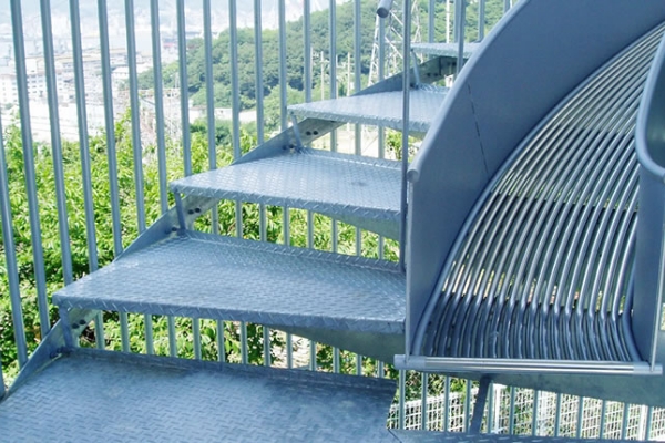 避難用すべり台スカイタワー